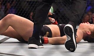 Rousey tapte sin første kamp: lå bevisstløs etter å ha blitt knocket ut